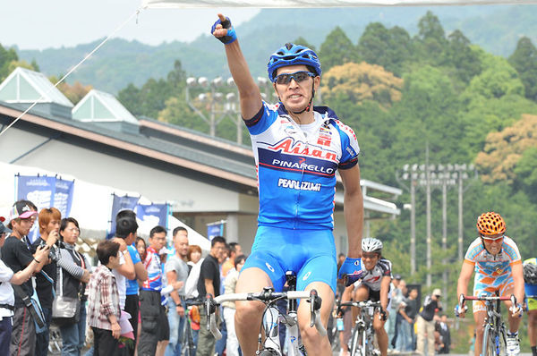 　第10回ツール・ド・熊野は5月9日、和歌山県の新宮駅前をスタートして赤木川沿いの周回コースを走る第1ステージ（125.8km）が行われ、11人によるゴールスプリントを廣瀬敏（32＝愛三工業）が制して優勝。それと同時に総合成績で争うリーダージャージを獲得した。