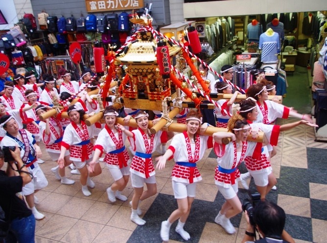 大阪で「ギャルみこし」…35周年記念は女性たちのパワーがさく裂