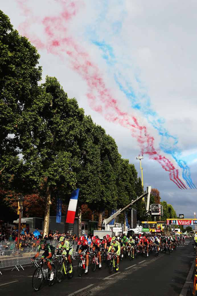 ジェット機がツール・ド・フランスの凱旋を祝う（2015年7月26日）