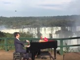 中国のピアニスト、イグアスの滝で演奏…リオオリンピック選手のために 画像