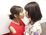 飯豊まりえ、佐野ひなことキス寸前のツーショット写真を公開 画像