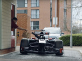 【動画】F1マシンでドライブスルーに行くとどうなる？ 画像