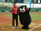 岩隈久志とくまモンが始球式で対決！草野球大会「キット、ずっと杯」 画像