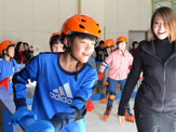 元アイスダンス日本代表のキャシー・リード、スケートで小学生と交流 画像