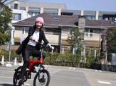 女優のん、電動自転車「BESV」新モデルに乗車！…報道陣にも笑顔で手を振る 画像