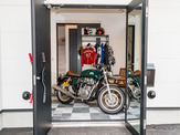 ドアノブがバイクのハンドル…東京立石にライダー向け賃貸物件、月8万6000円から 画像