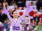 浅田真央、ペンギンに囲まれちょこん…「可愛すぎる」と絶賛 画像