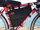 分別収納できる自転車用バッグセット「トリプルストレージフレームバッグ」発売 画像