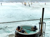 雪のなか美女が「プールで試合観戦」！仰天の“ジャグジー席”が登場 画像