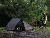 自転車を置けるサイクリスト向けツールームテント「バックフリップバイシクルテント」発売 画像
