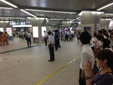 【緊急速報】浦和駅が騒然　燃焼破片飛び散る現場と撮影する人々に何思う 画像