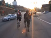 自転車のプロ、メッセンジャーこそ交通ルールを守らねばならないという動画 画像