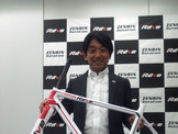 片山右京と育成チームが来季使用する超軽量カーボンバイク発表 画像