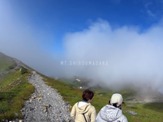 ハイシーズンの白馬山を行く女性登山者2人を動画で紹介 画像