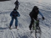 MTBライダーとスキーヤーがダウンヒル対決 画像