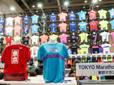 【東京マラソン15】アシックスが大会限定記念グッズを大量投入…グラフィックTシャツは60種類 画像