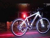 自転車用テールライト「車線deまもる君」発売、車幅分の車線をレーザーで照射 画像