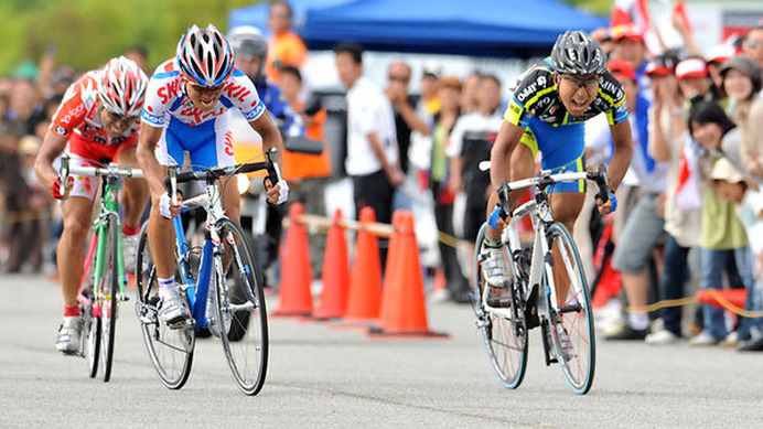 　第11回全日本自転車競技選手権大会ロードレースが6月1日に広島県中央森林公園で開催され、スキル・シマノの野寺秀徳（32）が4人のゴールスプリントを制して3年ぶり2度目の優勝を果たした。