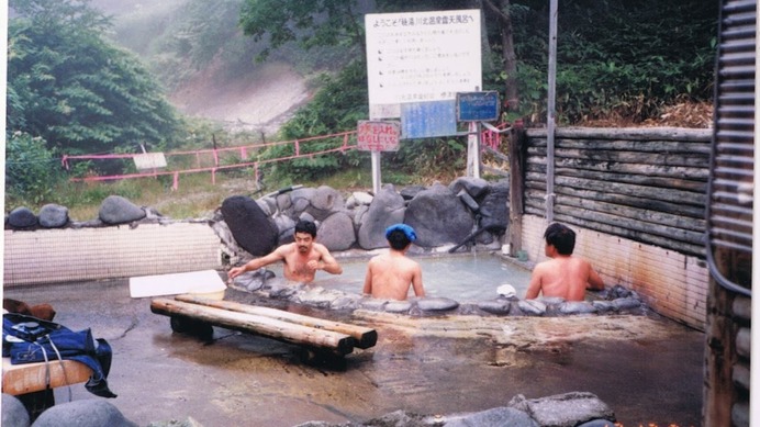 風水害で倒れた保養施設の浴槽が、有志の手で管理されている