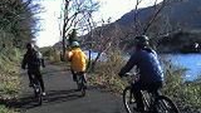 　マウンテンバイクで山道を走る楽しさを味わってもらおうという企画、「夏休みマウンテンバイク教室」が7月19日に神奈川県愛川町で開催される。
　マウンテンバイクのまたがり方から「山道を走る！」テクニックまでをカンタン・安心・ていねいにレッスンする。短時間で