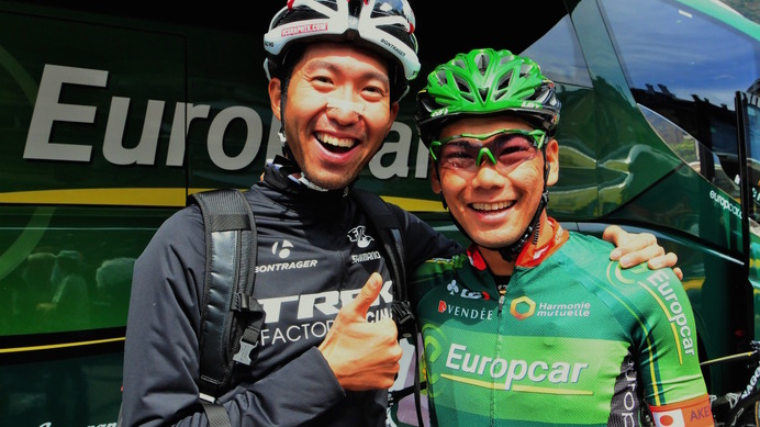 アンドラではちょうどMTB世界選手権が開催中。7年連続のアジアチャンピオン山本幸平（トレックファクトリー）が新城を激励しにスタート会場を訪れた