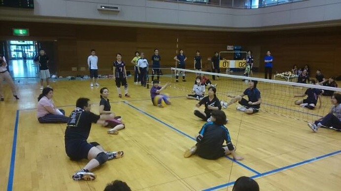 シッティングバレーボール教室開催…日本代表と一緒にプレー
