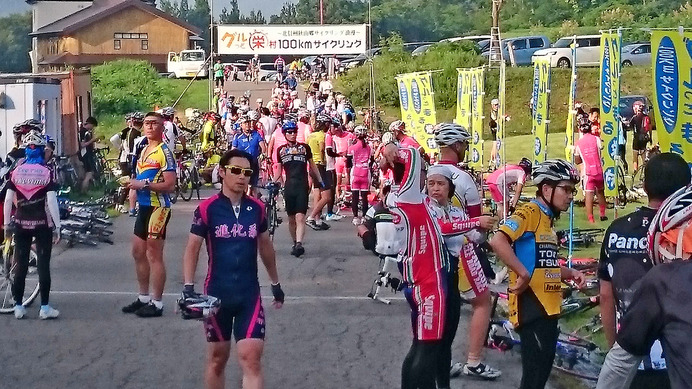 グルっとまるごと栄村100kmサイクリングのスタート前。累積標高が2800mに達する難コースに、多くのサイクリストが挑んだ（写真提供）輪工房