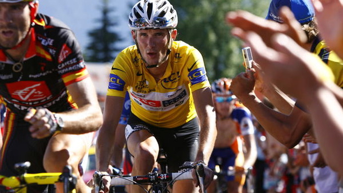 　ツール・ド・フランスは第17ステージでアルプスの難関ステージを終え、スペインのカルロス・サストレ（33＝CSC）がチームメートのフランク・シュレック（28＝ルクセンブルク）に替わって総合1位のマイヨジョーヌを獲得した。しかし山岳スペシャリストのサストレは最終
