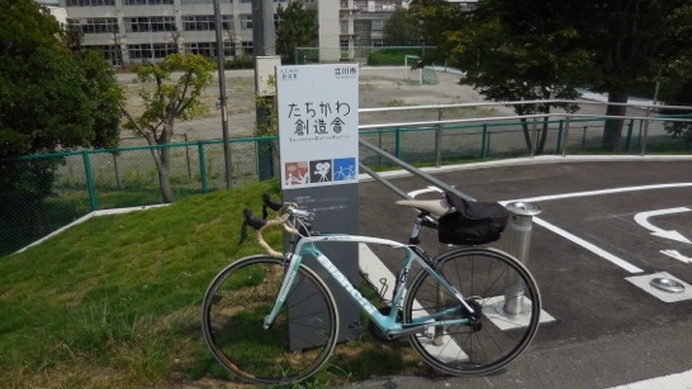 多摩川サイクリングロード上流のたちかわ創造舎でじてんしゃ学校