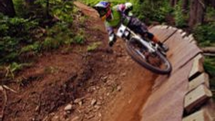 　エナジードリンクのレッドブルは、MTBライダー2人が人工セクションの設置されたコース速さを競うMTB 2X（マウンテンバイクツークロス）の大会「レッドブル・アーバンクロス」を、8月16日に愛知県名古屋市の久屋大通公園で開催すると発表した。