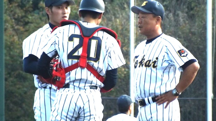 東海大・横井人輝監督と東海大バッテリー