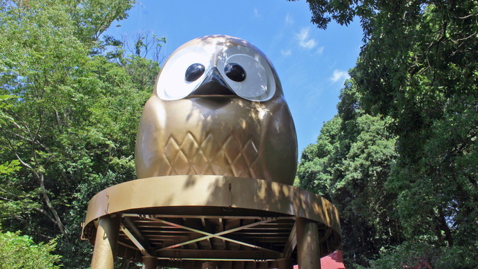 本宮神社にある日本一の大フクロウ像。7メートルの高さにある。