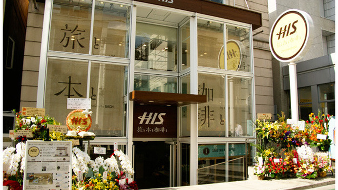 表参道にオープンした、H.I.S.の新コンセプトショップ「H.I.S. 旅と本とコーヒーと」