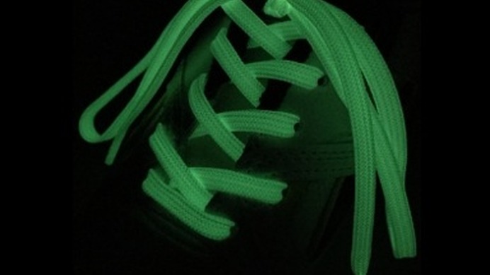 暗い所で自然に発光する靴紐、森製紐「シューレース（蓄光）」