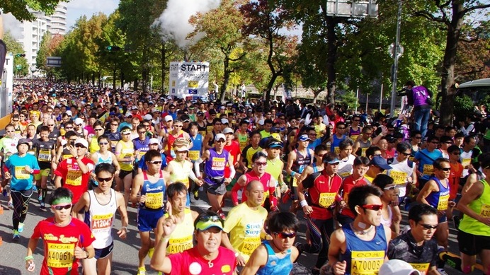 3万人ランナーで道路が虹色に「大阪マラソン2015」がスタート