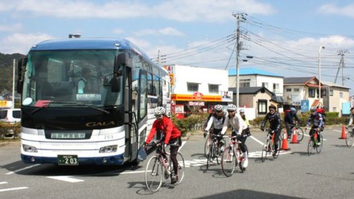 国際興業が運行する「サイクリングバスツアー」は景色のよい場所だけサイクリングを楽しむことで人気