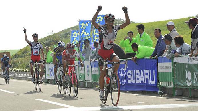 　5日間のステージレース、ツール・ド・北海道が9月11日に開幕し、帯広市から標茶町までの215kmで争われた第1ステージはE・レイテンベルク（21＝バンブリエ）が優勝した。