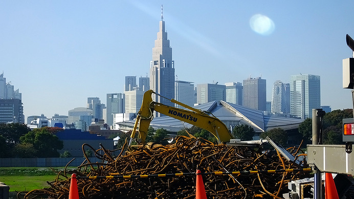 更地となった国立競技場の向こうに、東京体育館や新宿ビル群が見える