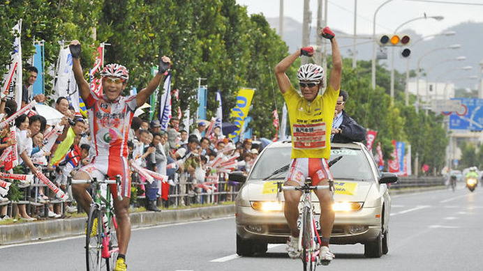 　第20回ツール・ド・おきなわは11月9日、沖縄県名護市を起点に沖縄本島北部を回る距離200kmの第2ステージが行われ、第1ステージに勝ってリーダージャージを着用する新城幸也（24＝梅丹本舗・GDR）が連勝し、完全勝利で総合優勝を獲得した。沖縄県出身の選手が同レース