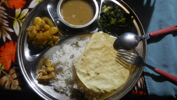 ネパールで有名なダルパッド（これを混ぜながら右手で食べます）