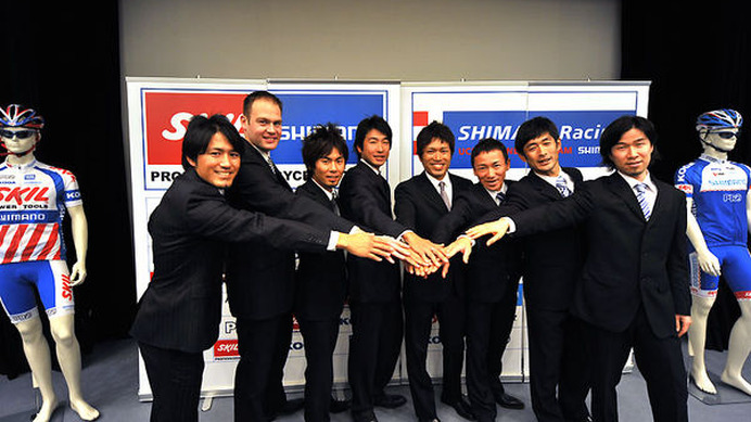 　スキル・シマノとシマノレーシングは12月13日、09年のチーム体制の発表を都内で行った。オランダ登録のスキル・シマノと、日本登録のシマノレーシングの2チーム体制でシーズンを戦っていく。