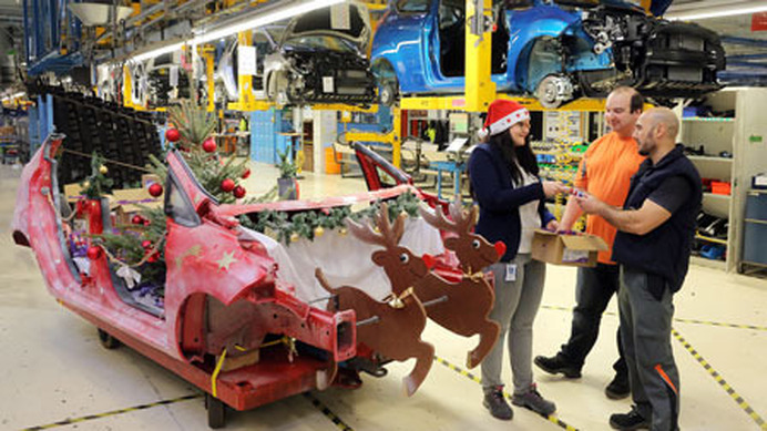 フォードのドイツ工場に出現したサンタのソリ