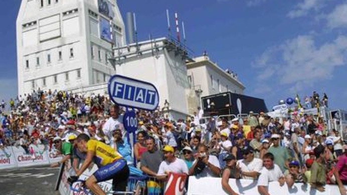 　9,000人を超える一般サイクリストがツール・ド・フランスの1ステージを走る人気イベント、「エタップ・デュ・ツール」が日本人参加者を募集している。17回目となる09年のエタップ・デュ・ツールは7月20日、モンテリマール～モンバントゥー間172kmで開催される。本番の