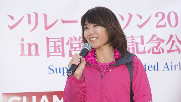 高橋尚子が「イルミネーションリレーマラソン」で参加者とハイタッチ