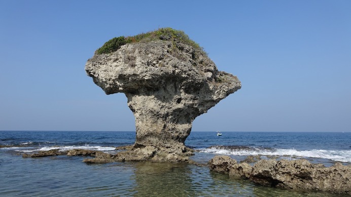 小琉球を象徴する奇岩、花瓶岩。到着した港のすぐ近くにある