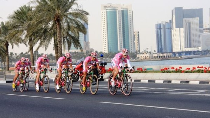 　ツール・ド・フランスと同じ主催者が運営するツアー・オブ・カタールが同地の首都ドーハで2月1日に開幕し、日本選手4人を含む8選手で構成されたEQA（エキップアサダ）が参戦した。第1ステージは距離6kmのチームタイムトライアルが行われ、ガーミン・スリップストリー