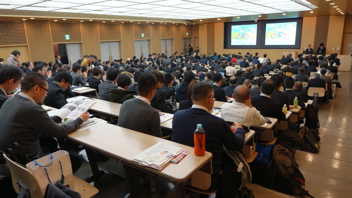 キャンパスプラザ京都の講義室を埋め尽くした参加者。関心の高さがうかがえる
