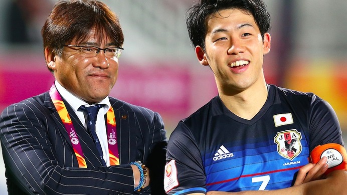 サッカーU-23日本代表の手倉森誠監督（左）と遠藤航（2016年1月30日）