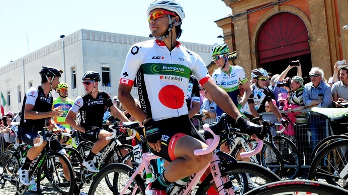 2014ジロ・デ・イタリア第9ステージ、久しぶりの快晴の中でスタートを待つ新城
