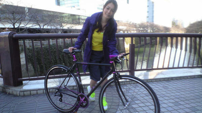 　サイクルスタイルの連載コラム「タイヤがあればどこまでも」で知られる女優の北川えりが、雑誌『ＢｏｄｙＰＬＵＳ』の企画としてデザインした自転車が、フジ自転車を扱うアキボウから発売されることになった。
　ジャンルとしてはクロスバイクで、「ユニセックスフィ